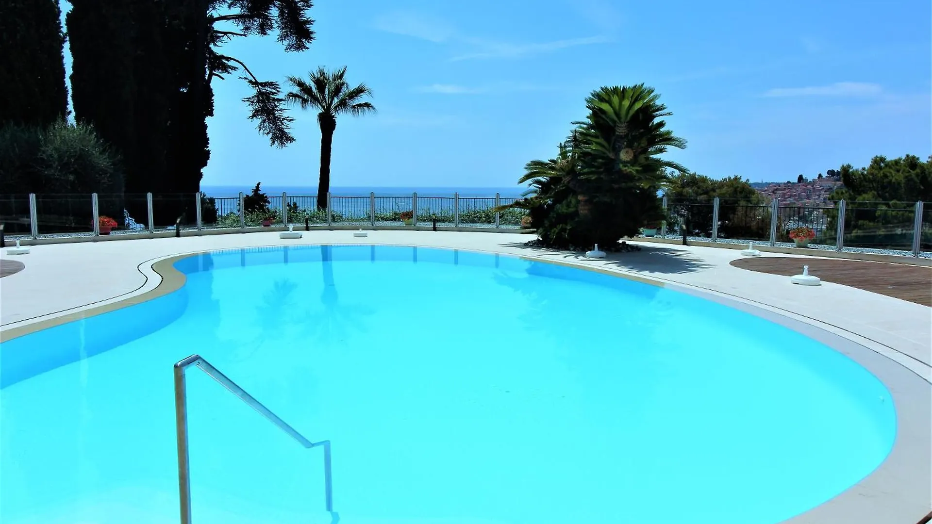 Apartment Studio Menton Garavan Avec Piscine A Proximite Italie Et Monaco